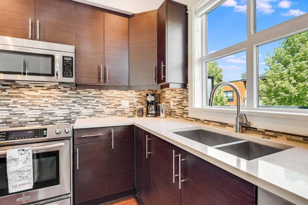 Cedar Hill Sunlit Stay - Bright Spacious & Modern Victoria Exterior photo