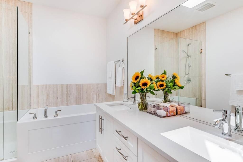 Cedar Hill Sunlit Stay - Bright Spacious & Modern Victoria Exterior photo